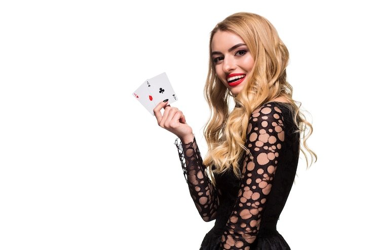 Kartu blackjack di meja dengan chip dan dealer profesional dari studio m3.jayatogel